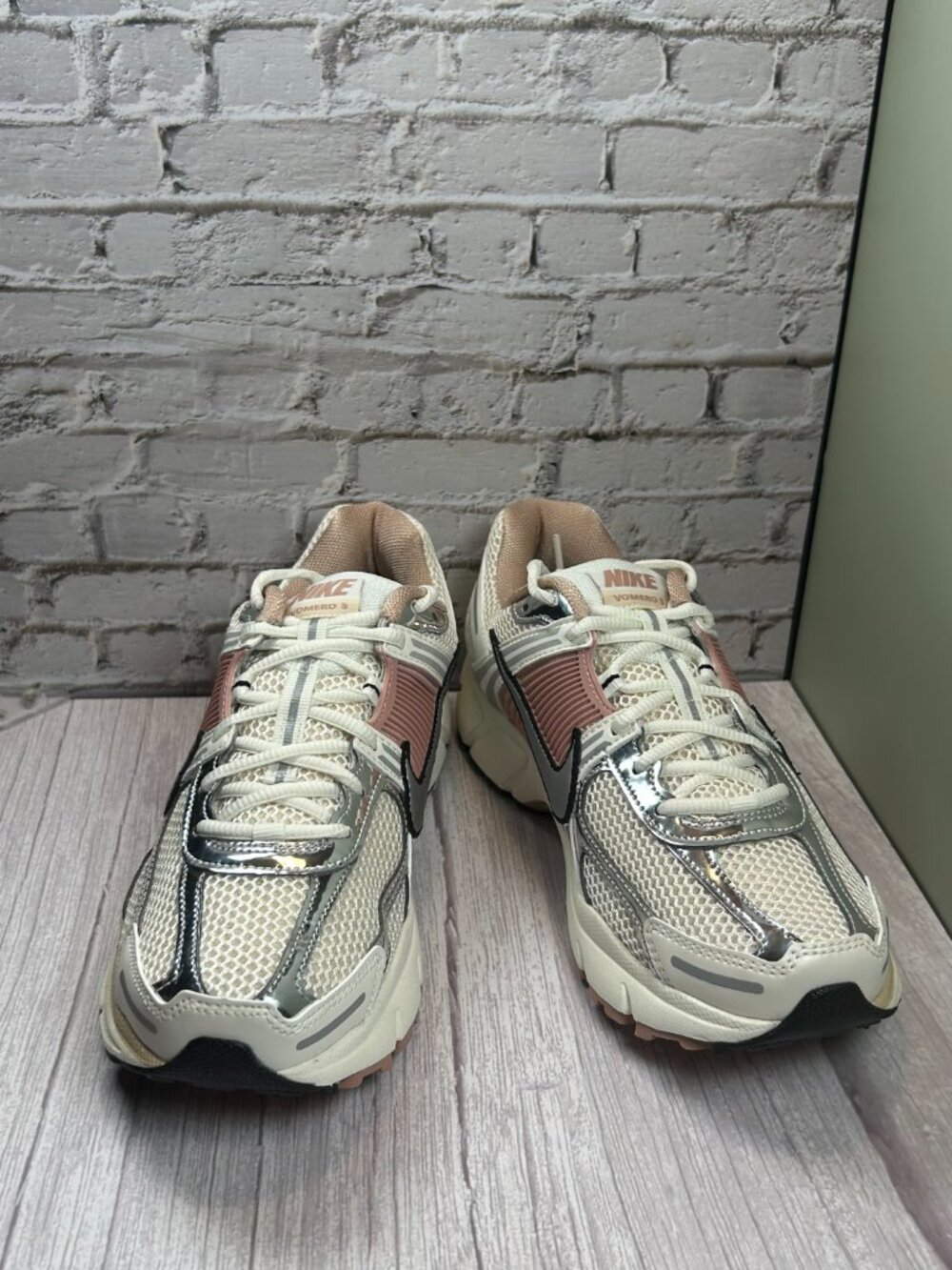 NIKE ZOOM VOMERO 5 (9.5) - Picture 4 of 15
